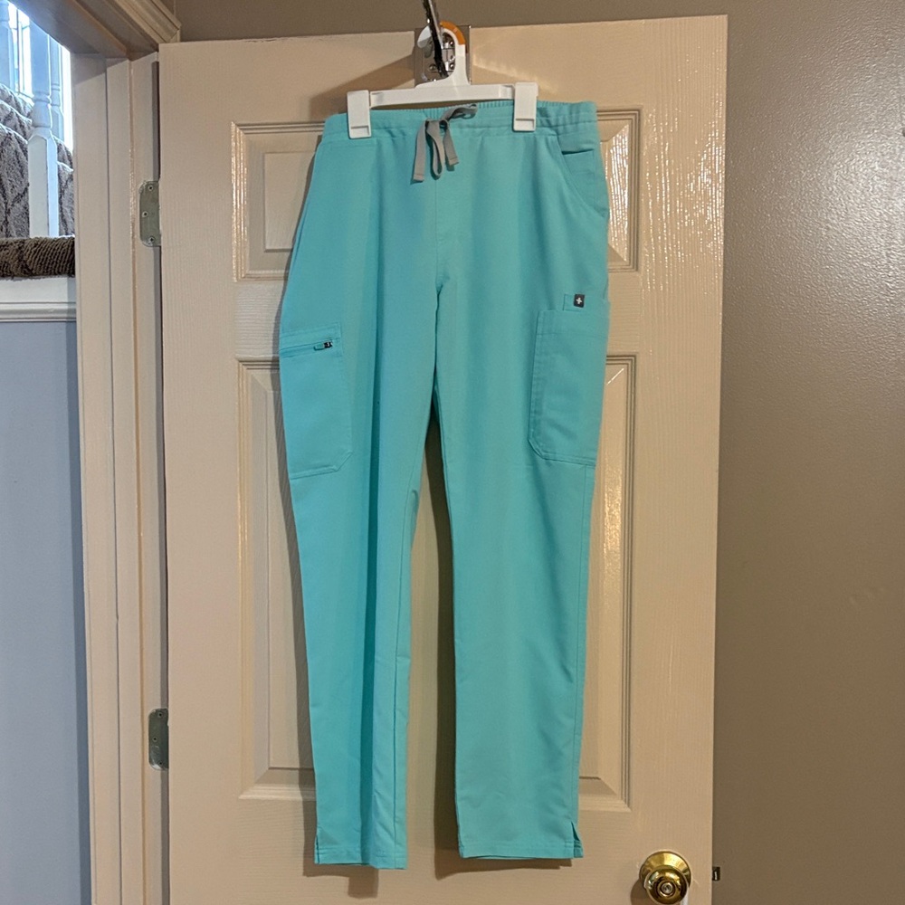 Figs rare find! Women’s yolo skinny size medium in aqua. Original rise.